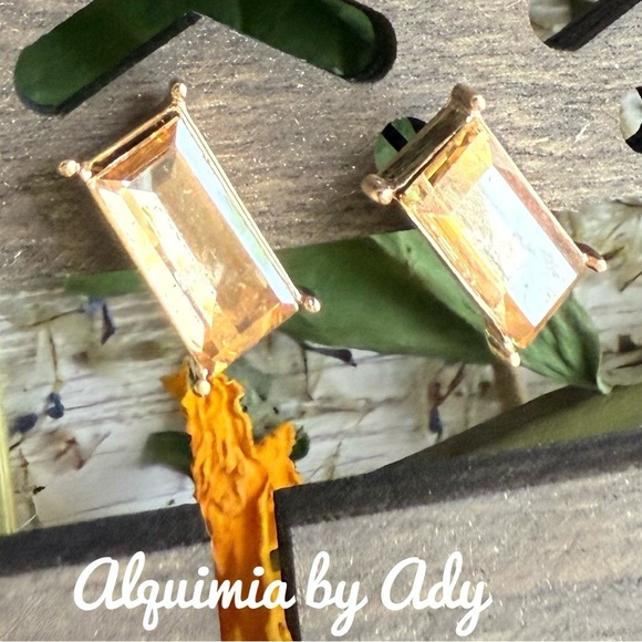 Yellow Gold Stud Earrings - Picture 1 of 1